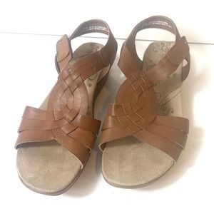 Baretraps Sandals Women's Size 11 W Beige Faux Leather Sling Back Comfort Casual